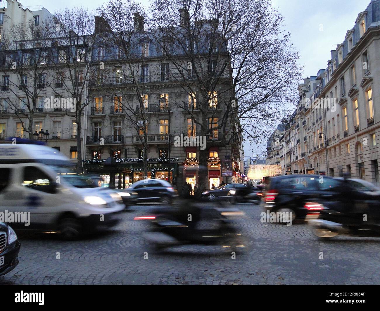 Halten Sie die Essenz von Paris mit einer Sammlung von atemberaubenden Fotos fest, die ikonische Wahrzeichen, bezaubernde Straßen und die unbestreitbare Romantik von zeigen Stockfoto