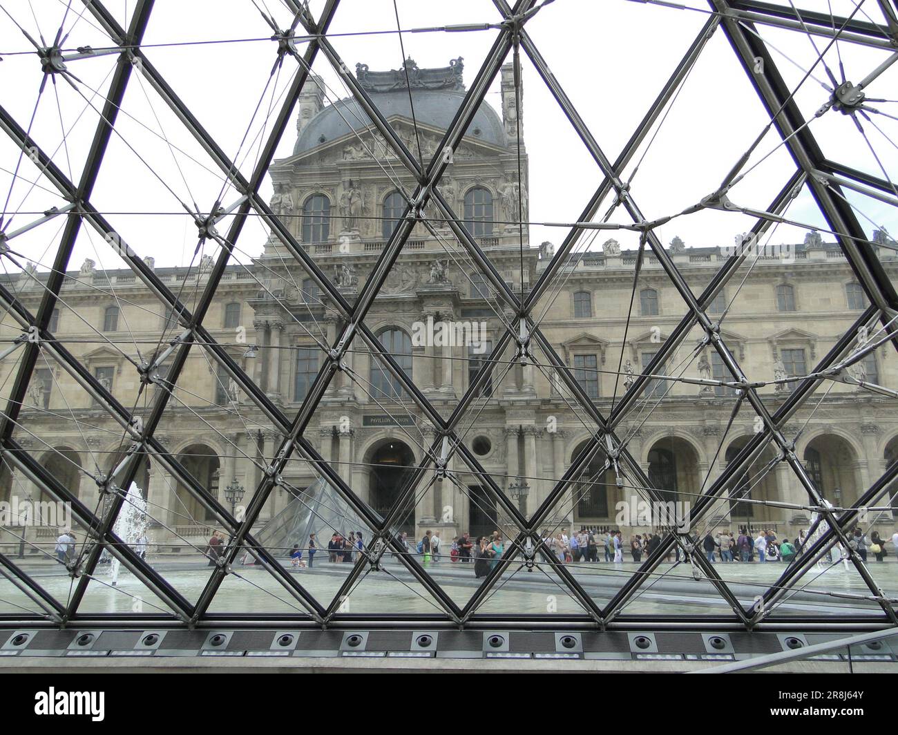 Halten Sie die Essenz von Paris mit einer Sammlung von atemberaubenden Fotos fest, die ikonische Wahrzeichen, bezaubernde Straßen und die unbestreitbare Romantik von zeigen Stockfoto