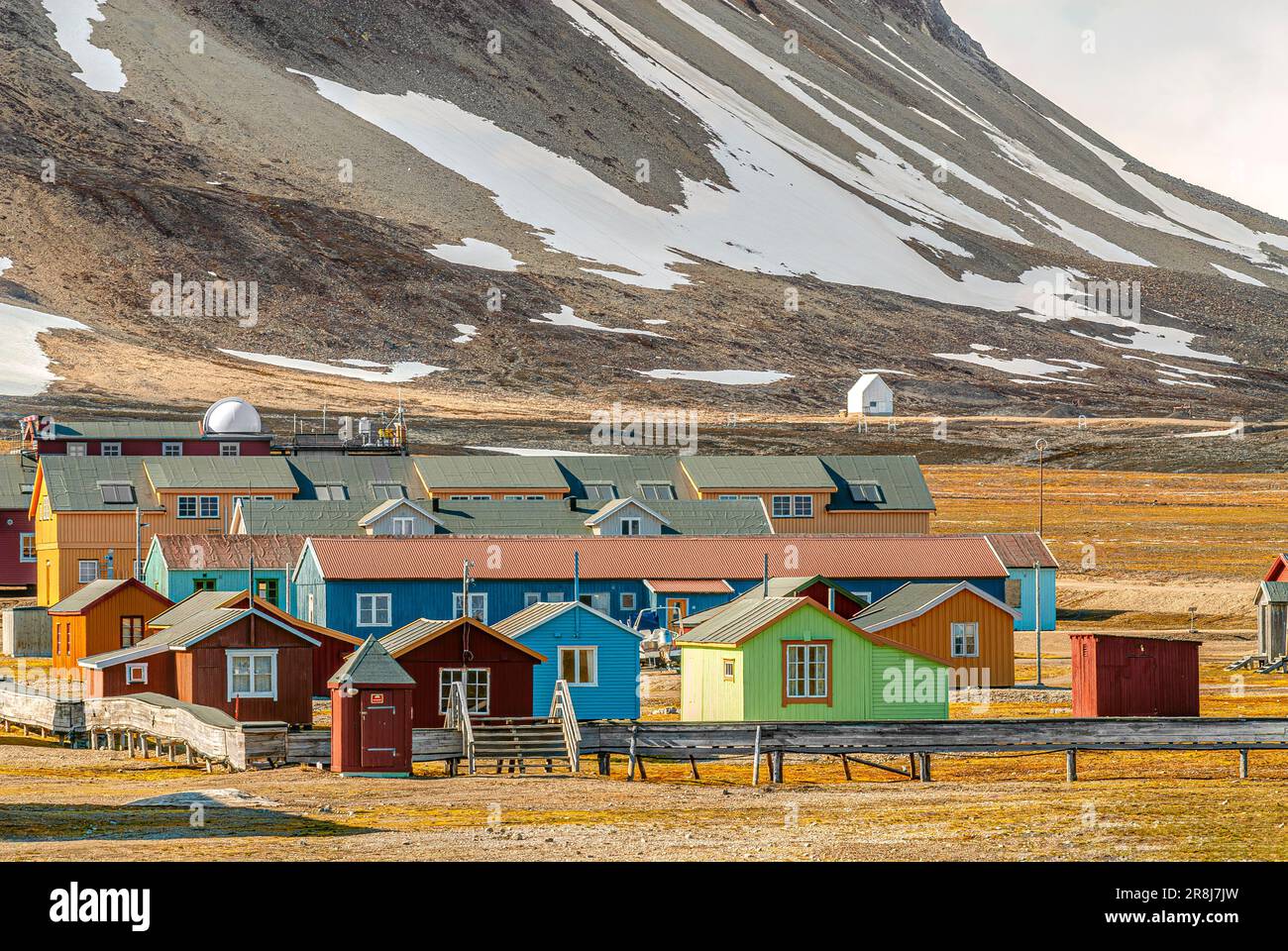 Farbenfrohe Häuser im Dorf NY Alesund in Svalbard, Spitsbergen, Norwegen Stockfoto