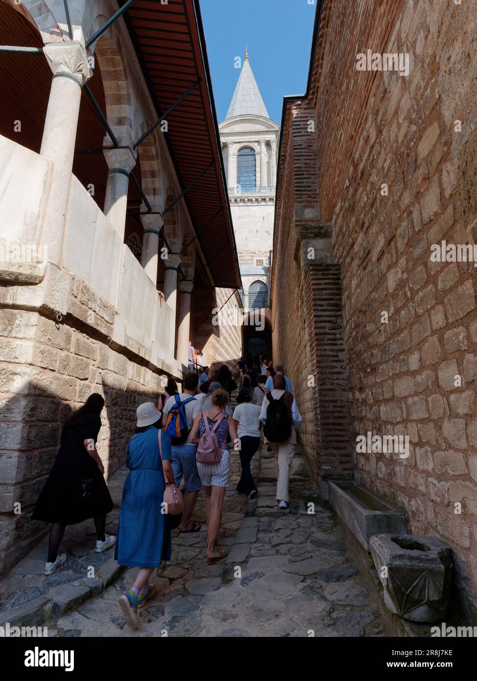 Touristen spazieren durch eine Gasse des Topkapi-Palastes, Viertel Fatih, Istanbul, Türkei Stockfoto