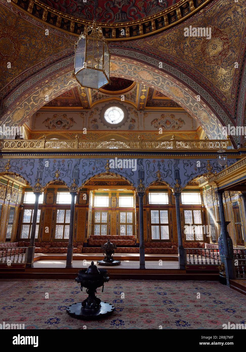 Kaisersaal, Thronsaal, Harem, Topkapi-Palast, Fatih-Viertel, Istanbul, Türkei. Elegantes goldenes Zimmer mit Sitzbereich und Thron rechts. Stockfoto