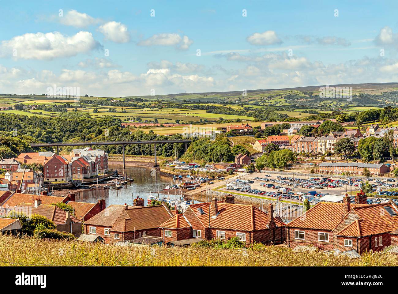 Erhöhter Blick über den Fluss Esk und die Landschaft bei Whitby, England, Großbritannien Stockfoto