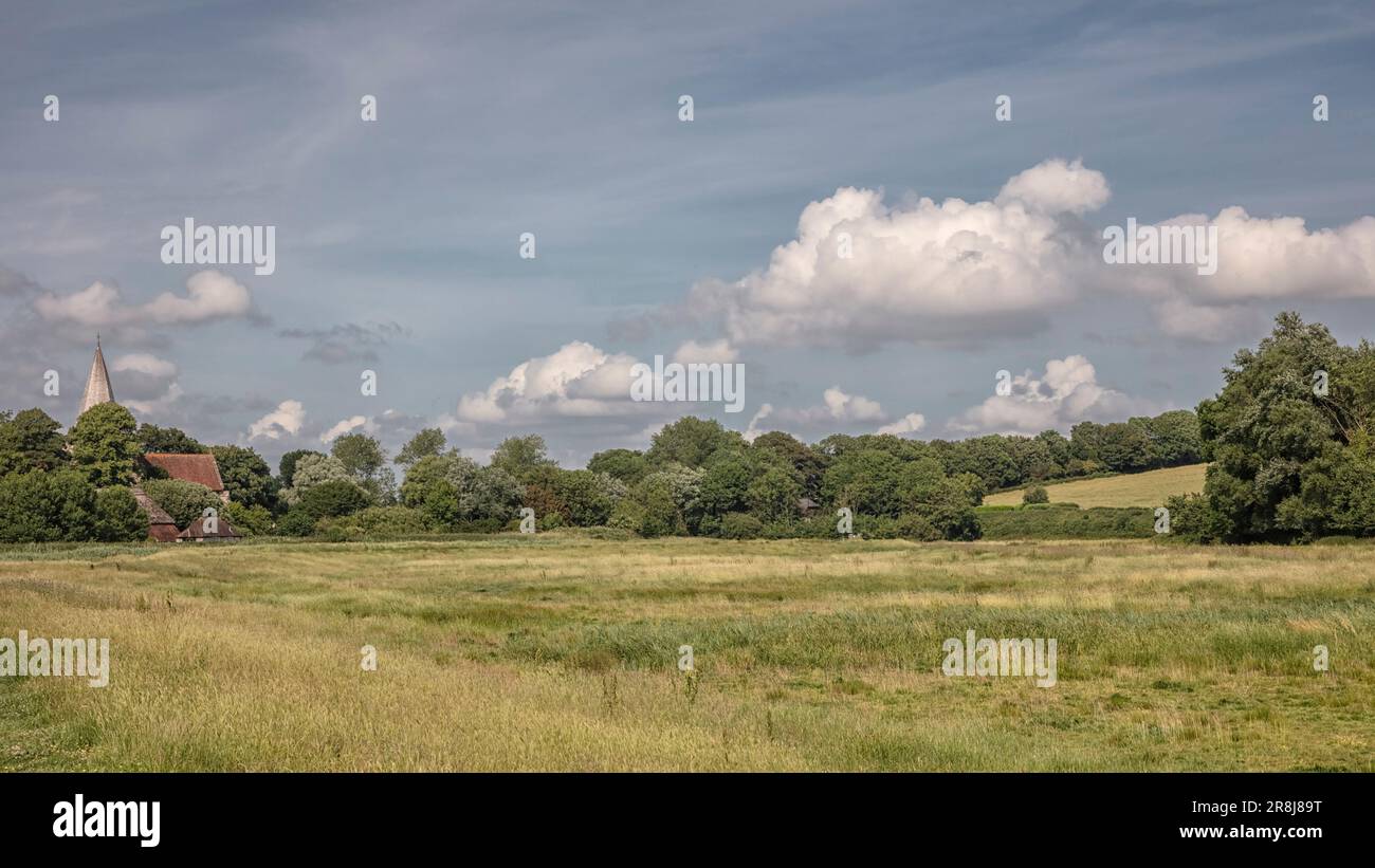 Cuckmere Valley und St. Andrews in Alfriston Stockfoto