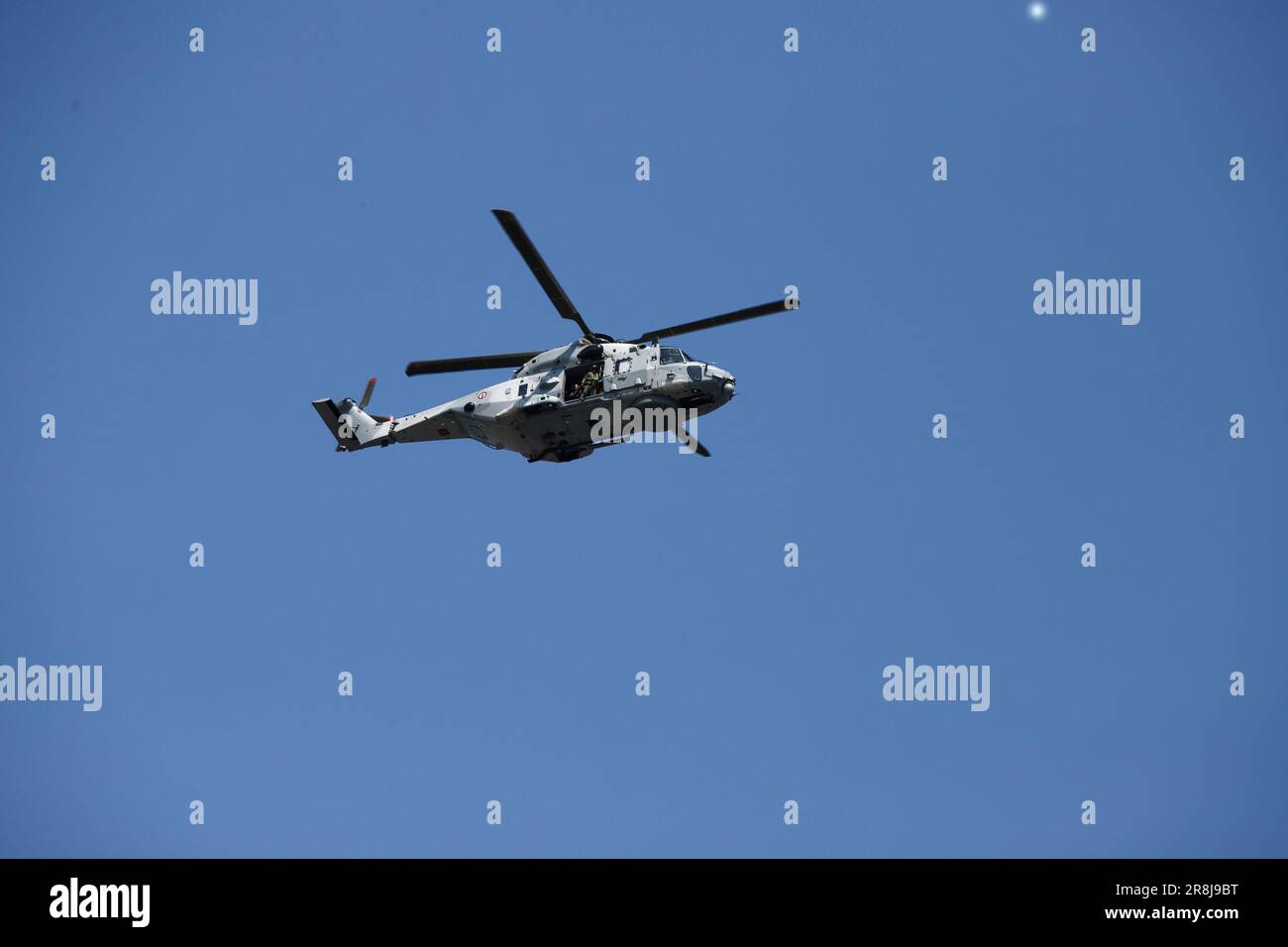 Der Militärhubschrauber, der an der Armada teilnimmt, versammelt Großschiffe auf der seine. Rouen . Frankreich. Stockfoto