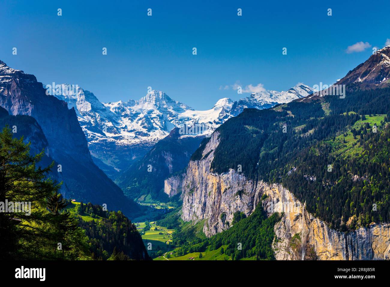 Lauterbrunnen-Tal mit Staubbach-Wasserfall und schneebedeckten Gipfeln der Schweizer Alpen (Breithorn), Lauterbrunnen, Schweiz Stockfoto