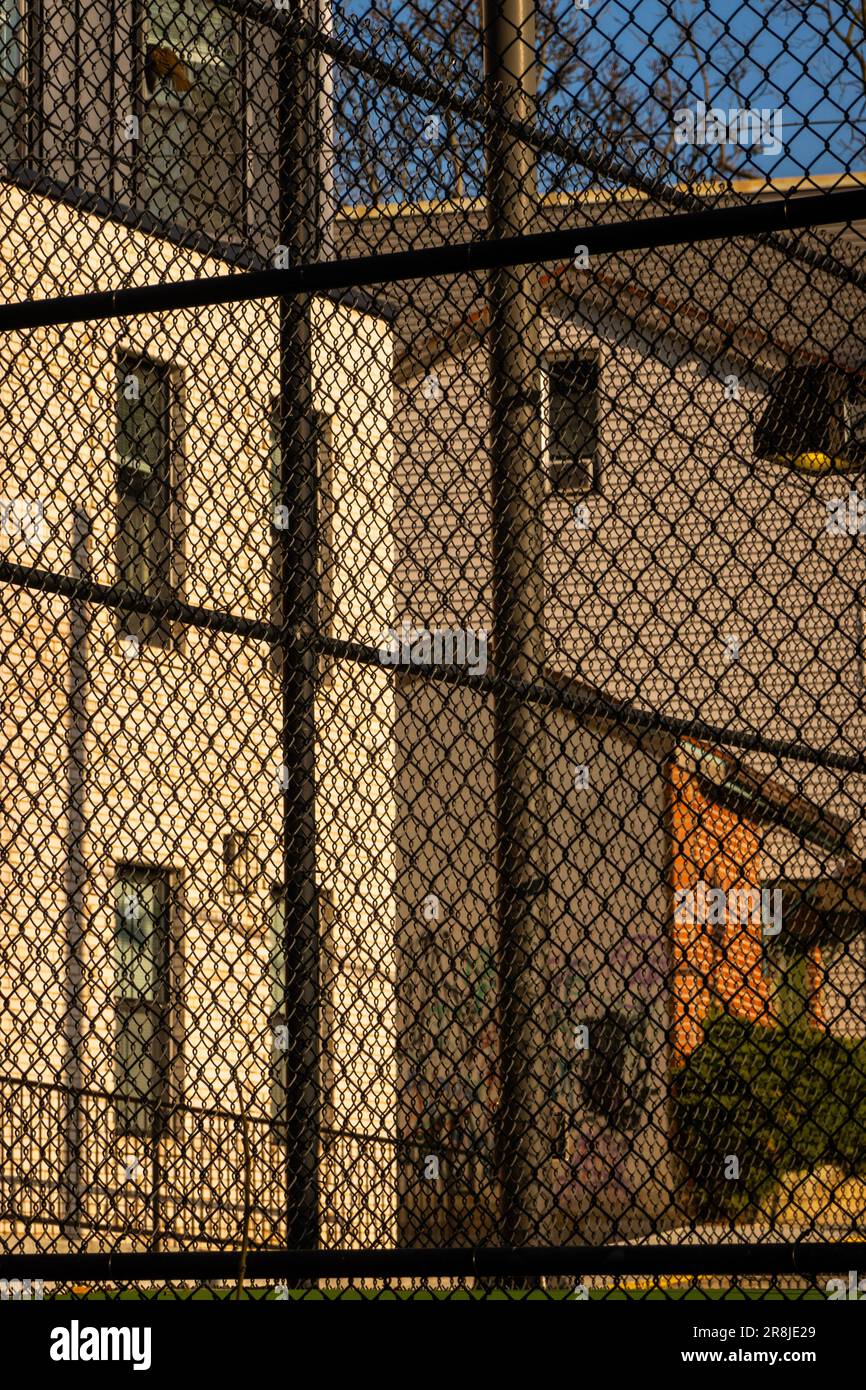 Abstrakter Zaun mit Häusern in Philadelphia PA Stockfoto