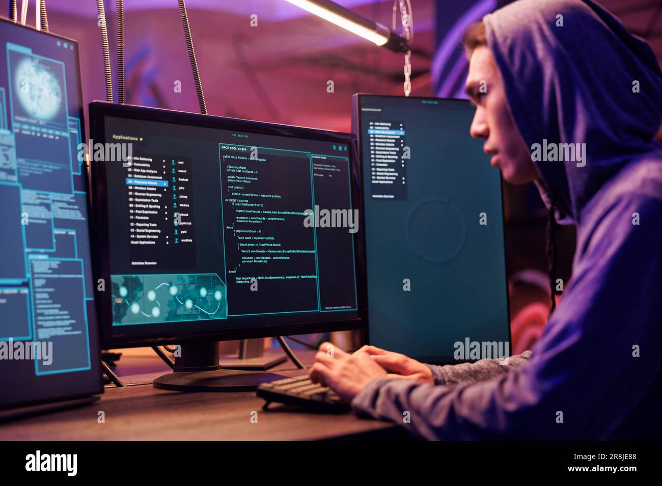 Asiatischer Hacker greift Server mit Ransomware an und knackt das Passwort. Internetbetrug bei Hood plant Phishing-Angriffe und entwickelt schädliche Software, um Daten in dunklen Räumen zu missbrauchen Stockfoto