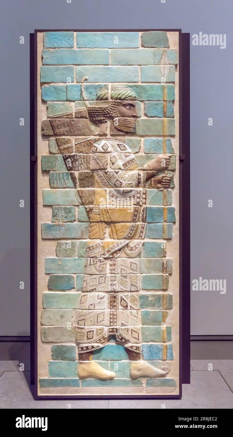 Glasierte Backsteinskulptur aus Bas-Relief des persischen Bogenschützen mit Speer aus dem Achaeminid-Reich, Iran c510 BCE im Louvre Museum, Abu Dhabi, Vereinigte Arabische Emirate Stockfoto