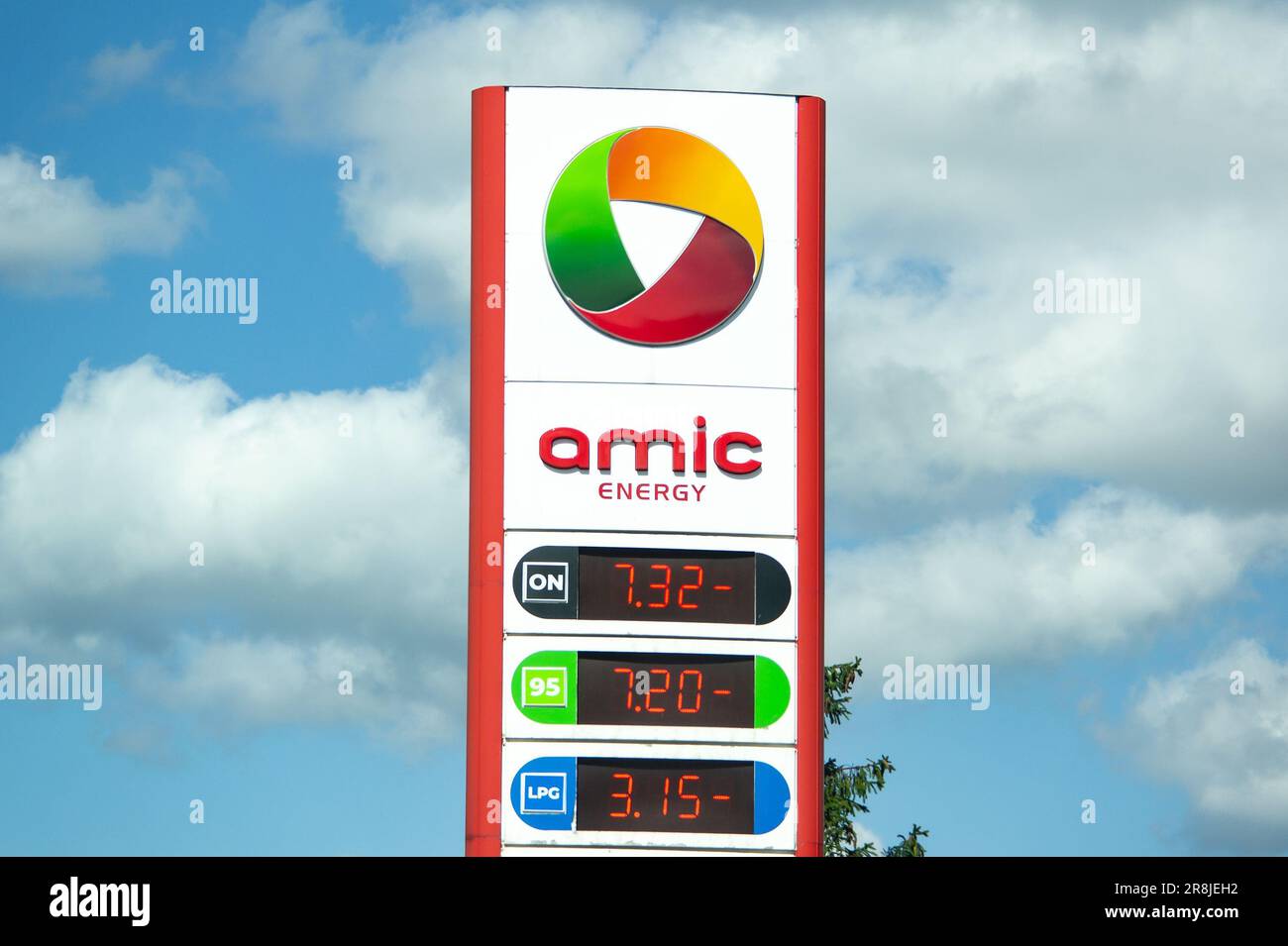 GDYNIA, POLEN - 1. AUGUST 2022: Ölgesellschaft Amic Energy und Tankstelle in Polen mit den Kraftstoffpreisen Stockfoto