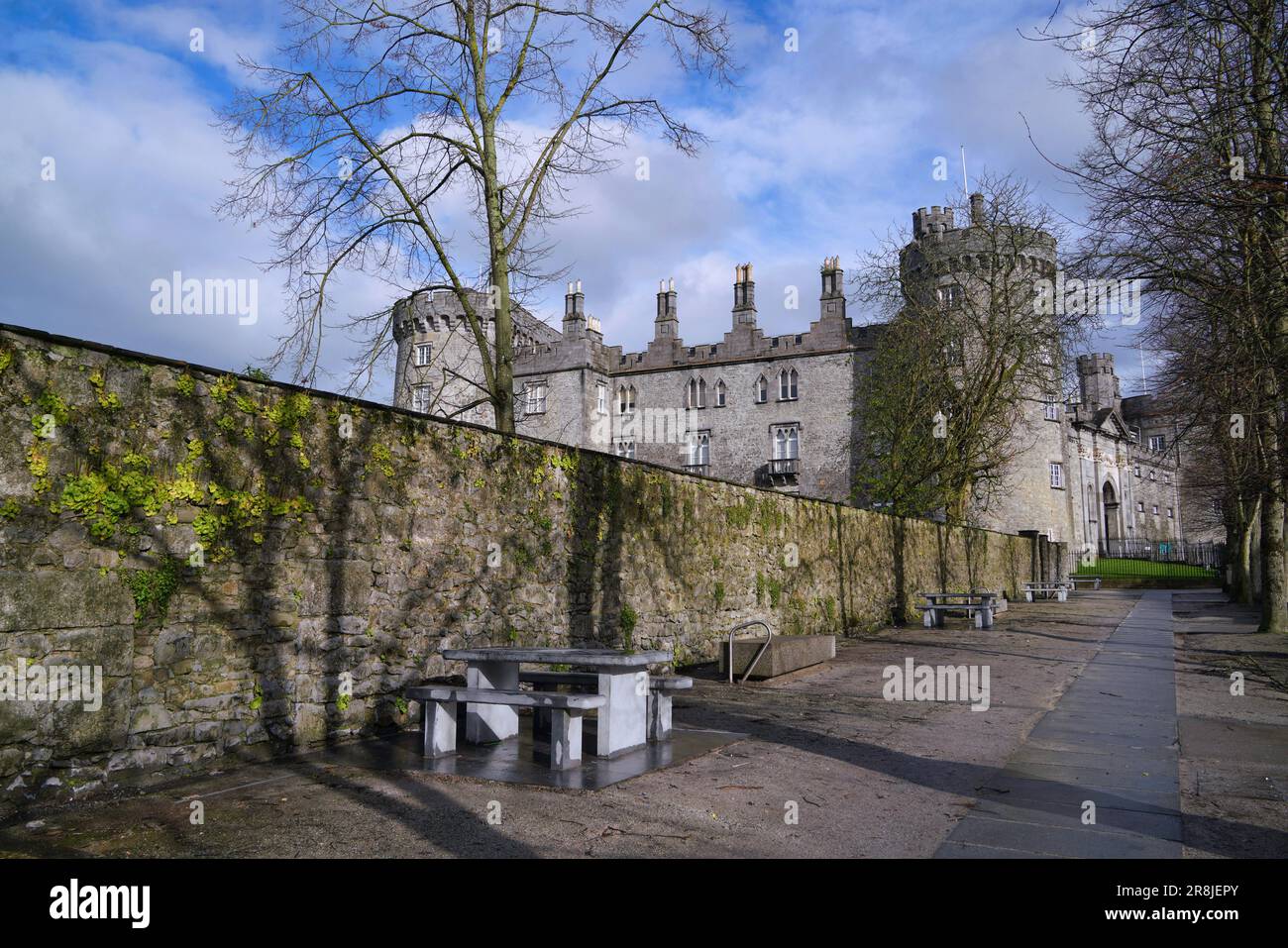 Äußere Steinmauer, die das Gelände von Kilkenny Castle umgibt Stockfoto