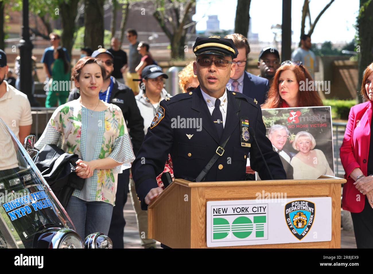 NY, USA. 26. Mai 2023. One Police Plaza, New York, USA, 26. Mai 2023 - New York City Department of Transportation (NYC DOT), New York City Police Department (NYPD), Und die NYC Taxi and Limousine Commission (TLC) stand heute vor der One Police Plaza, um wichtige Initiativen zur Bekämpfung von Geschwindigkeitsübertretungen und Trunkenheit am Steuer vor dem Memorial Day Wochenende in New York bekannt zu geben. Foto: Luiz Rampelotto/EuropaNewswire (Kreditbild: © Luiz Rampelotto/ZUMA Press Wire) NUR REDAKTIONELLE VERWENDUNG! Nicht für den kommerziellen GEBRAUCH! Stockfoto