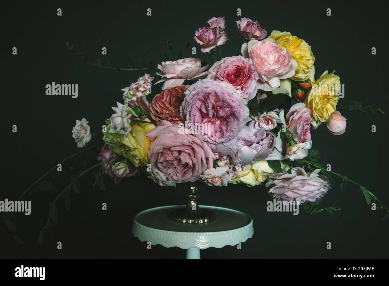 Rote und gelbe Vintage-Blumen Stockfoto