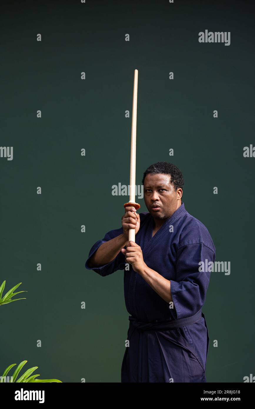 Porträt eines gut aussehenden schwarzen Kampfkünstlers mit Kendo-Kung-Fu- Kostüm Stockfotografie - Alamy