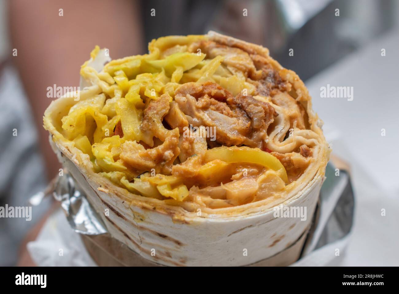 Shawarma-Sandwich mit Sauce und Gemüse, traditionelles arabisches Essen. Schawarma-Doner-Kebab-Wrap mit Hähnchen. Traditionell Hausgemachter Shawar Stockfoto