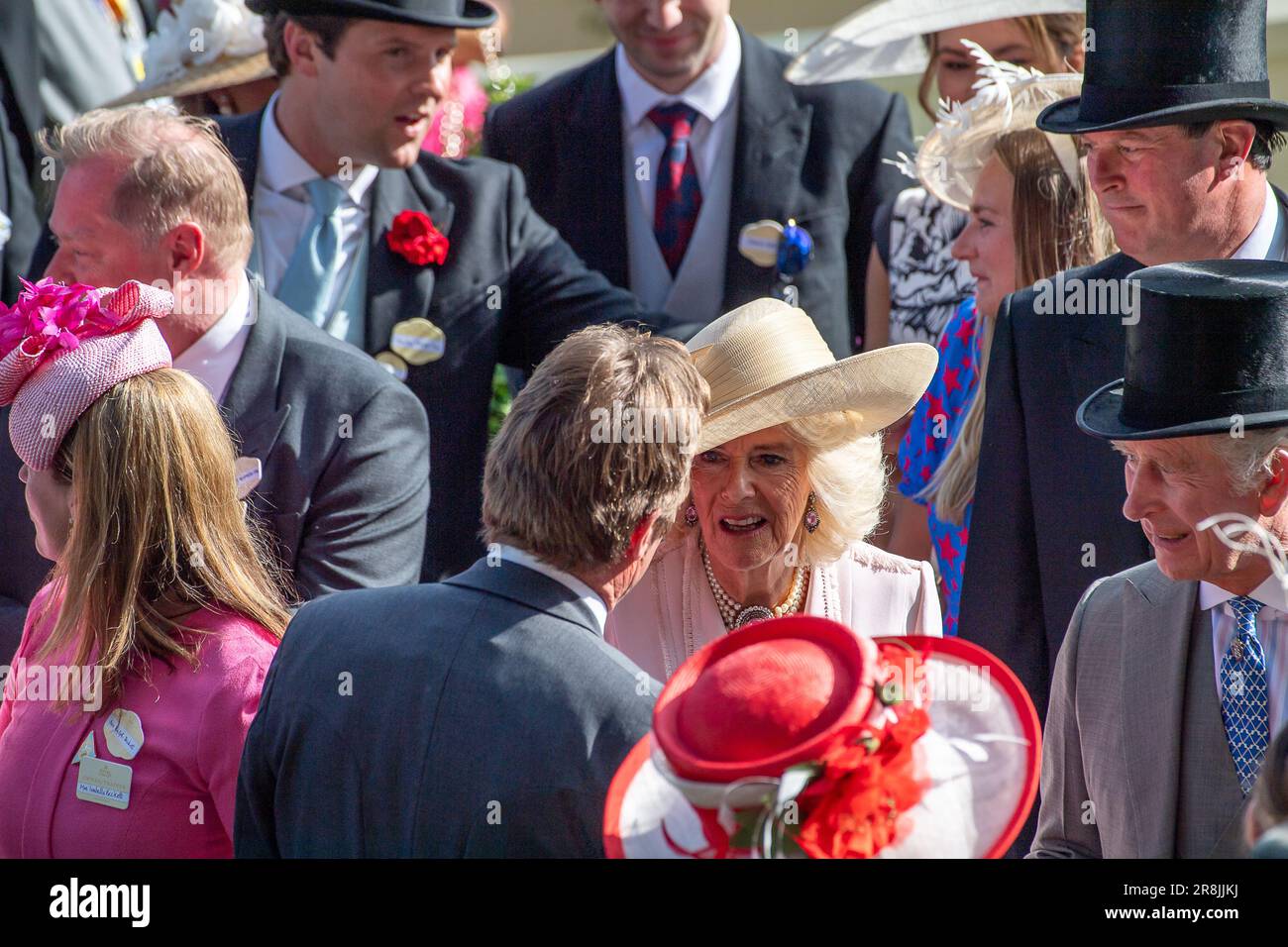 Ascot, Berkshire, Großbritannien. 21. Juni 2023. König Charles III. Und Königin Camilla unterhalten sich mit Trainer Ralph Beckett im Parade Ring auf der Ascot Rennbahn vor ihrem Pferderennen Circle of Fire in der Queen's Vase. Kredit: Maureen McLean/Alamy Live News Stockfoto