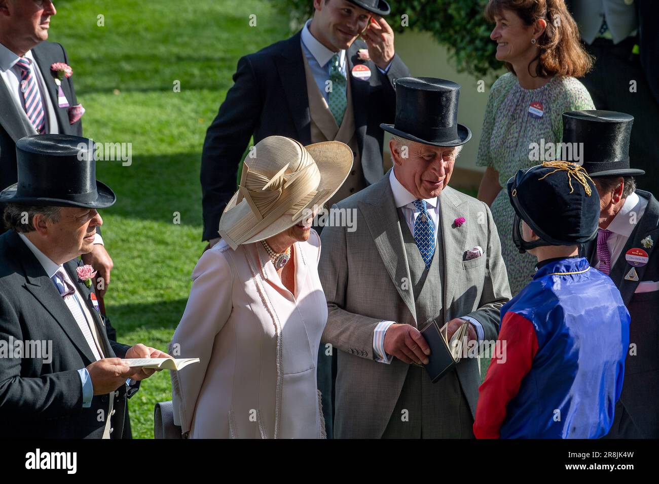 Ascot, Berkshire, Großbritannien. 21. Juni 2023. König Charles III. Und Königin Camilla unterhalten sich mit ihrem Racing Manager Sir John Warren, Sir Michael Stoute Trainer ihres Pferdes Circle of Fire und dem Jockey Richard Kingscote, der vor dem Rennen der Queen's Vase in ihren Rennfarben reitet. Kredit: Maureen McLean/Alamy Live News Stockfoto