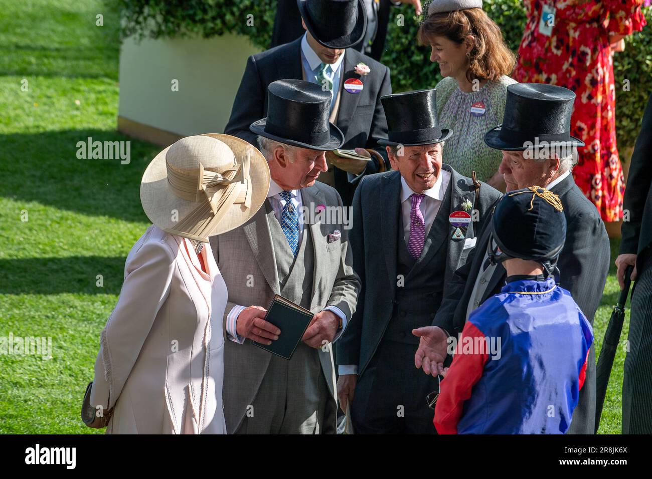 Ascot, Berkshire, Großbritannien. 21. Juni 2023. König Charles III. Und Königin Camilla unterhalten sich mit ihrem Racing Manager Sir John Warren, Sir Michael Stoute Trainer ihres Pferdes Circle of Fire und dem Jockey Richard Kingscote, der vor dem Rennen der Queen's Vase in ihren Rennfarben reitet. Kredit: Maureen McLean/Alamy Live News Stockfoto