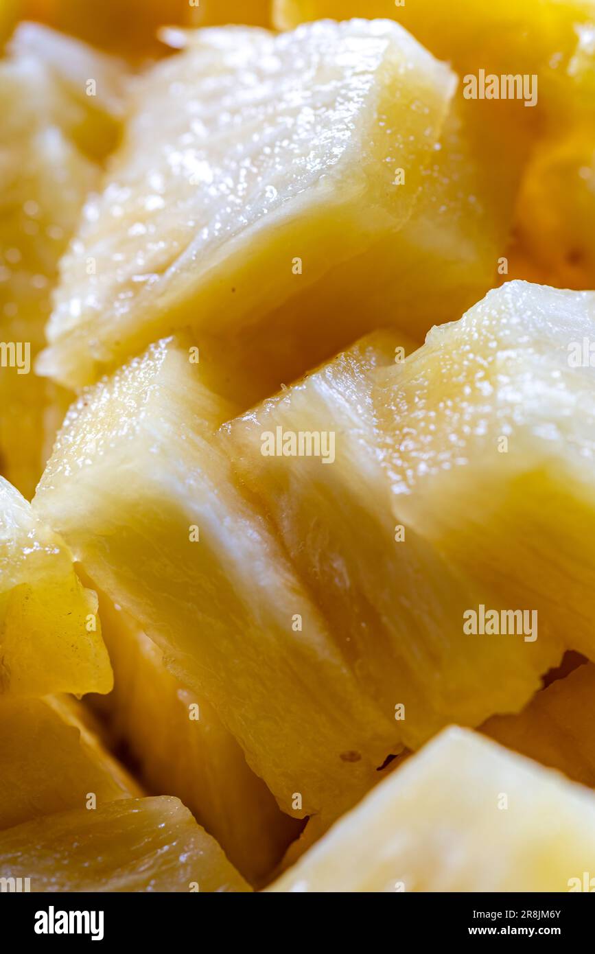 Nahaufnahme von Stücken frisch geschnittener Ananas Stockfoto