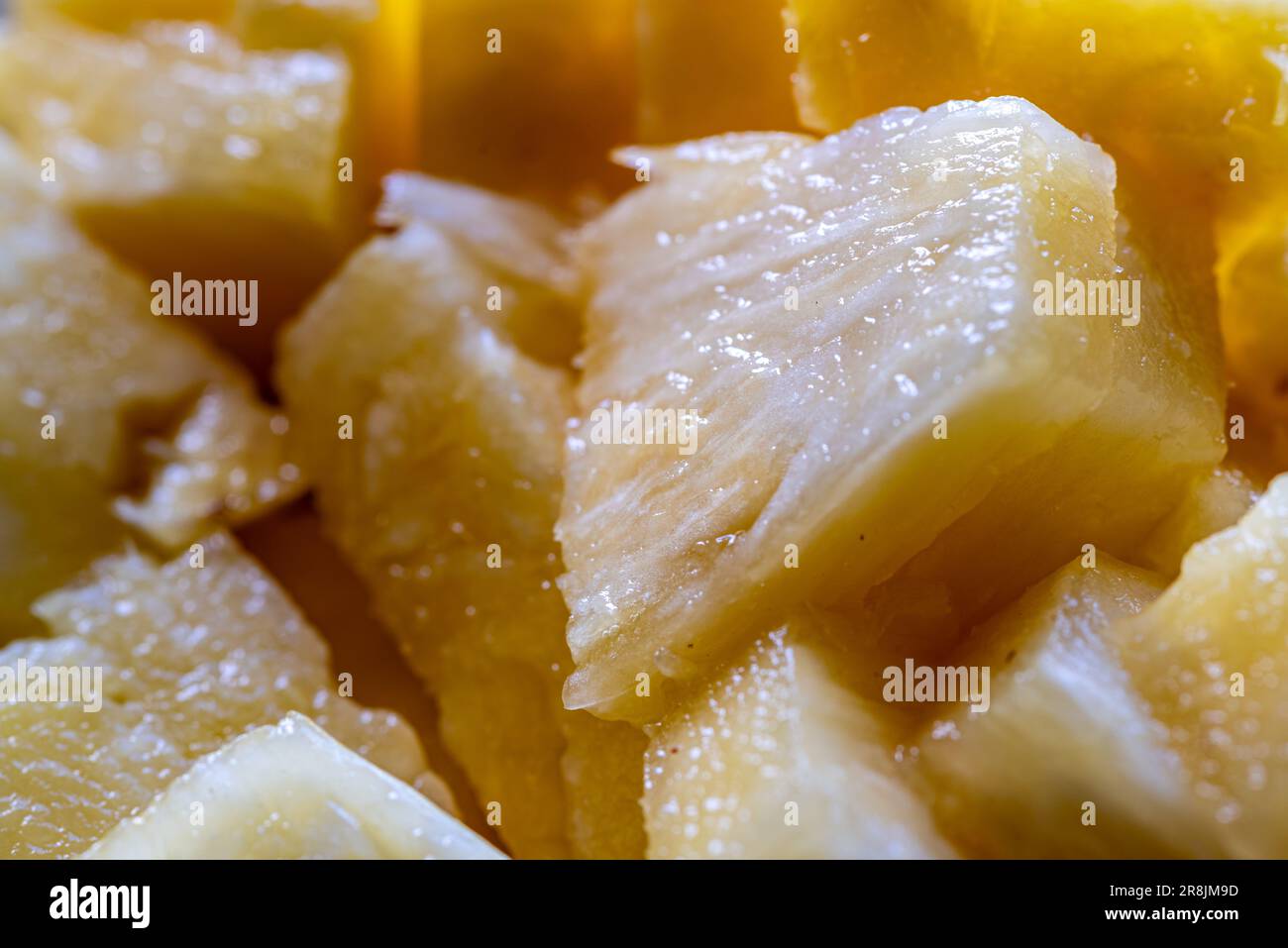 Nahaufnahme von Stücken frisch geschnittener Ananas Stockfoto