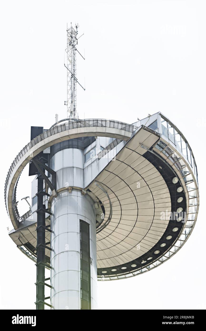 Bild des Leuchtturms Moncloa mit seinem runden Glasaussichtspunkt am Rand Stockfoto