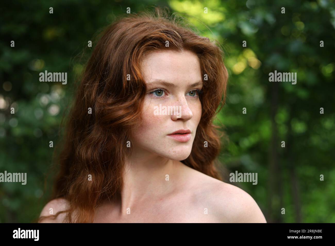 Sinnliche Nahaufnahme im Freien Porträt eines jungen, weißen Ingwer attraktiven Mädchens mit roten Haaren und Sommersprossen im Sommerpark, natürliche weibliche Schönheit Stockfoto