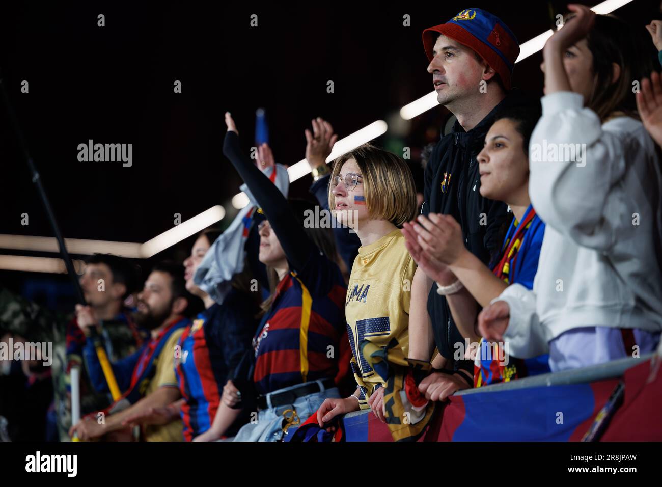 BARCELONA - MÄRZ 25: Fans feiern während des Spiels der Primera Division Femenina zwischen dem FC Barcelona und dem Real Madrid CF im Johan Cruyff Stadiu Stockfoto