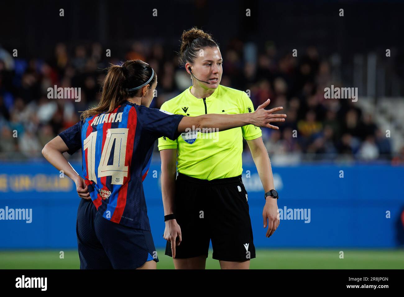 BARCELONA – MÄRZ 25: Aitana streitet mit dem Schiedsrichter während des Spiels der Primera Division Femenina zwischen dem FC Barcelona und dem Real Madrid CF auf der Johan Cru Stockfoto