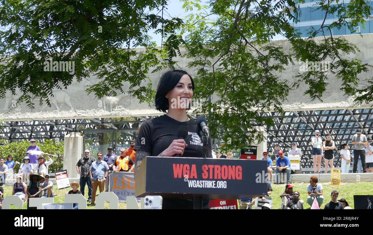 Los Angeles, Kalifornien, USA 21. Juni 2023 Lindsay Dougherty spricht auf der WGA Strike March and Rally am 50. Tag des WGA Strike, wo WGA und andere Mitglieder der Gilde am 21. Juni 2023 aus dem Pan Pacific Park nach LaBrea Tar Pits in Los Angeles, Kalifornien, USA marschierten. Foto: Barry King/Alamy Live News Stockfoto