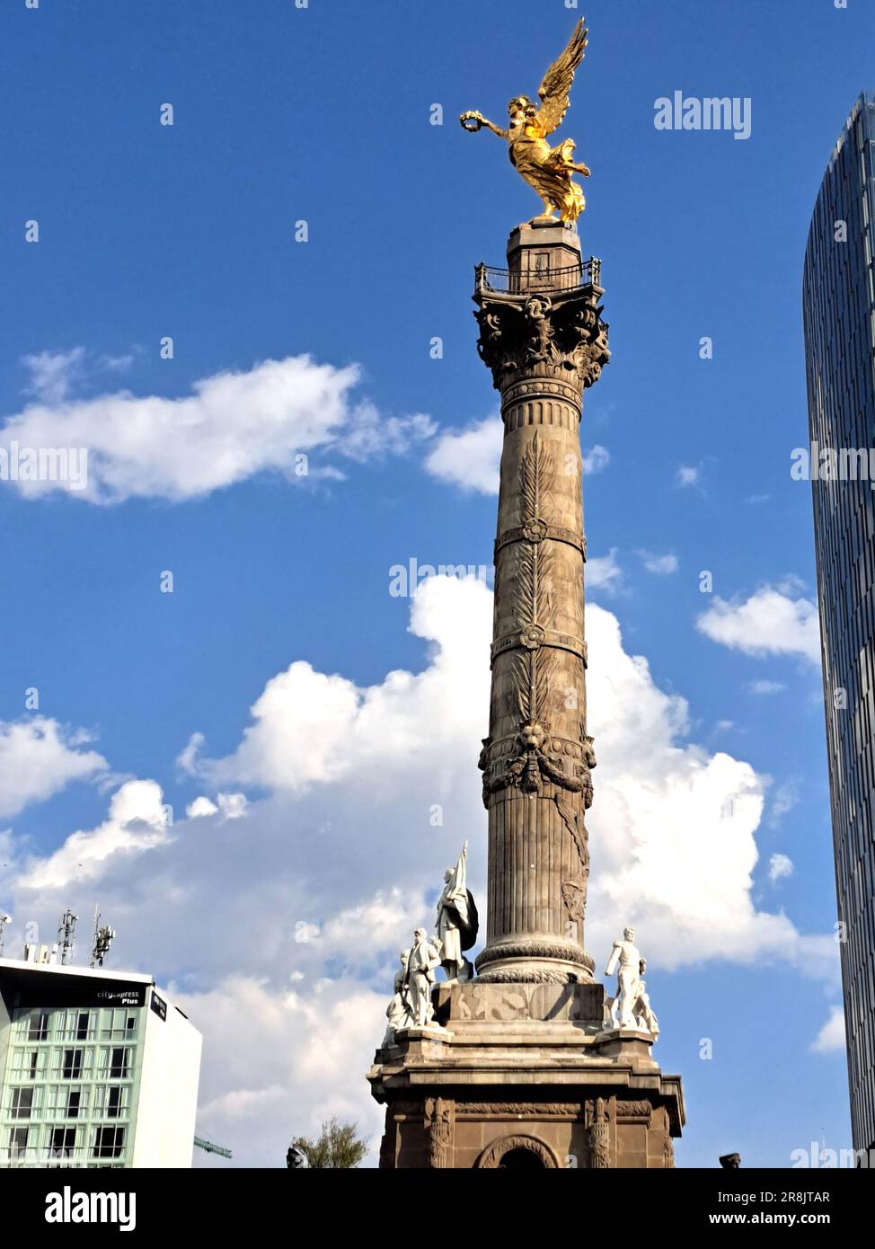 Mexiko-Stadt, Mexiko - 24 2023. April: Das Denkmal des Unabhängigkeitsengels ist eine Ehrensäule an der Paseo de la Reforma Avenue, einem kulturellen Symbol Stockfoto