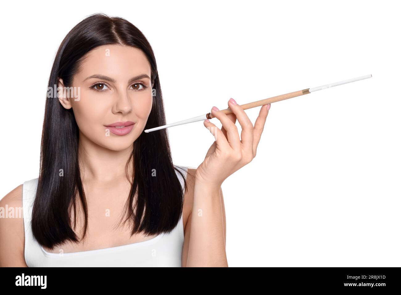 Frau, die einen langen Zigarettenhalter zum Rauchen benutzt, isoliert auf Weiß Stockfoto