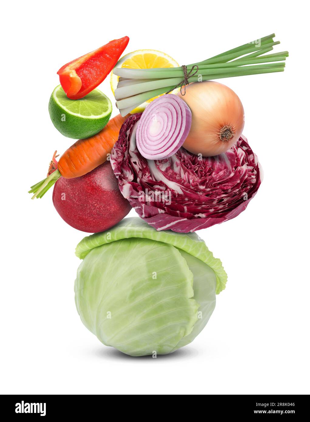 Ein Stapel verschiedener Gemüse und Früchte, isoliert auf Weiß Stockfoto