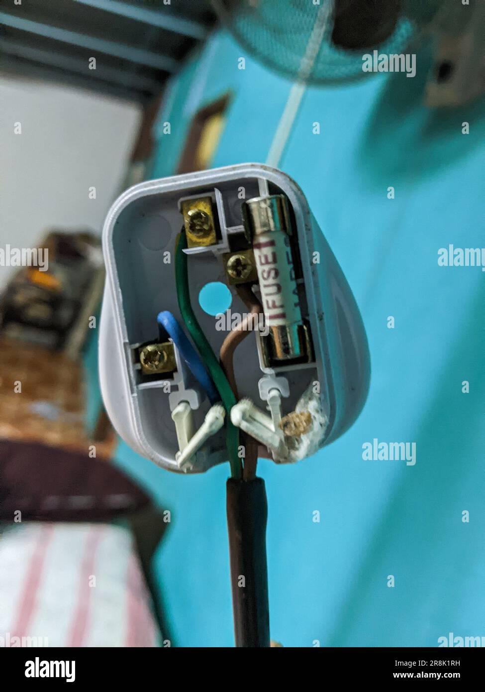 Die Sicherung eines Steckers wurde durch Blitze beschädigt und muss ersetzt werden Stockfoto