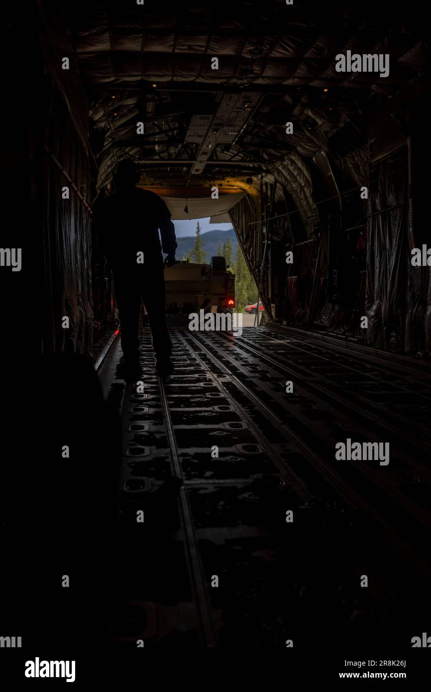 EIN US-AMERIKANISCHER Air Force Load Master mit 36. Airlift-Geschwader, 374. Operations Group, leitet ein gemeinsames leichtes taktisches Fahrzeug mit 1. Air Naval Gunfire Liaison Company, I Marine Expeditionary Force Information Group, in einen KC-130J Hercules während Übung Red Flag, Alaska, 13. Juni 2023. Die Übung bietet einzigartige Möglichkeiten zur Integration verschiedener Kräfte in gemeinsame, koalitionelle und multilaterale Ausbildungsmaßnahmen aus simulierten Operationsbasen. (USA Marinekorps Foto von Lance CPL. Isaac Velasco) Stockfoto