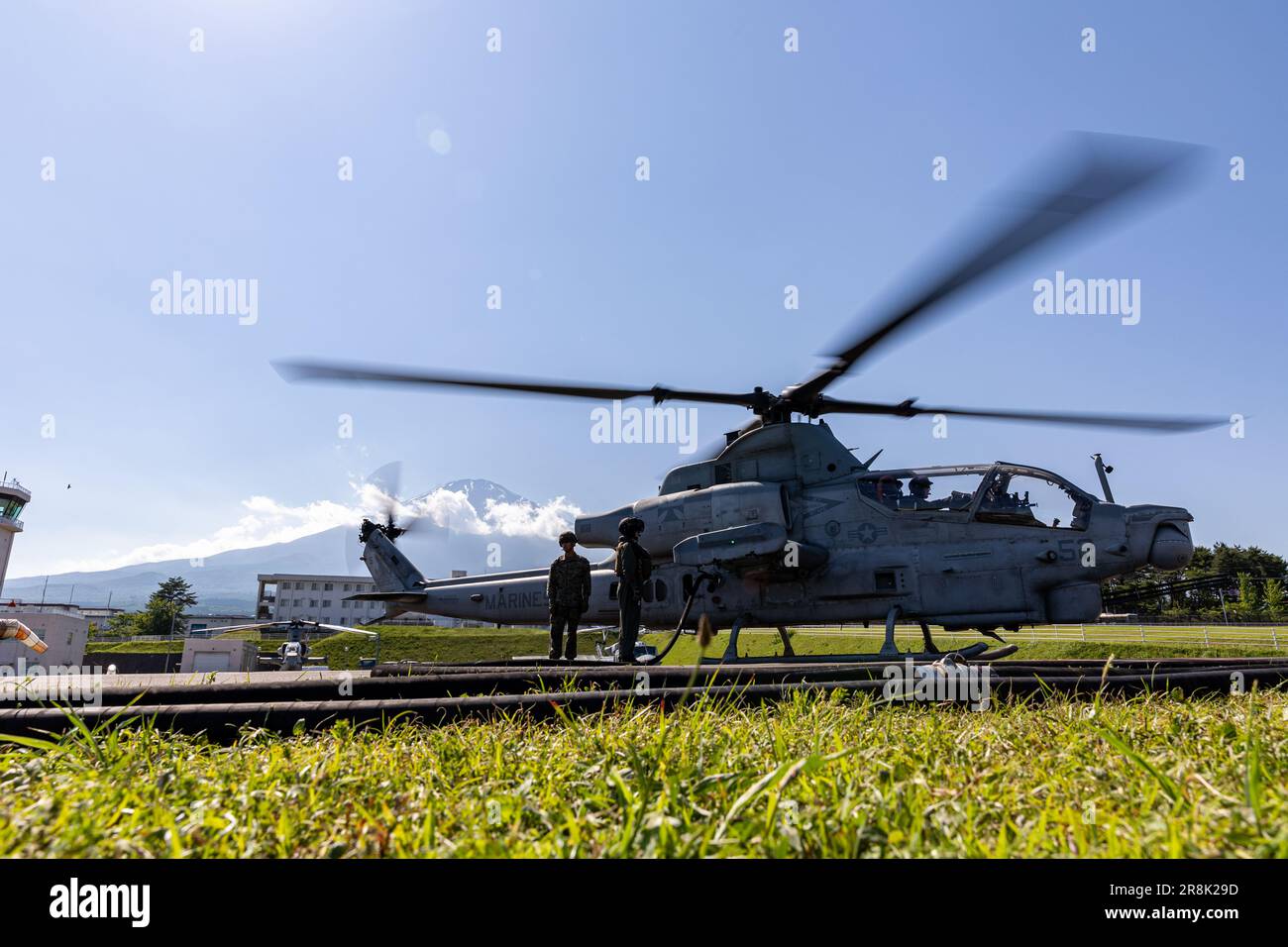 USA Marines mit Marine Light Attack Helicopter Squadron (HMLA) 169 und Marine Wing Support Squadron (MWSS) 172, Marine Aircraft Group 36, betanken eine AH-1Z Viper während Fuji Viper im Camp Fuji, Japan, 17. Juni 2023. Fuji Viper bietet 1. Marine Aircraft Wing mit realistischen Trainingsmöglichkeiten, um kombinierte Waffen zu trainieren und Kompetenz, Letalität und Bereitschaft aufrechtzuerhalten. (USA Marinekorps Foto von CPL. Kyle Chan) ​ Stockfoto