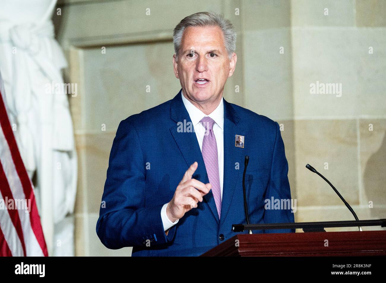 Washington, Usa. 21. Juni 2023. Haussprecher Kevin McCarthy (R-CA), der bei einer Zeremonie eine Briefmarke des Kongressabgeordneten John Lewis in der Statuary Hall im U.S. Capitol enthüllt. Kredit: SOPA Images Limited/Alamy Live News Stockfoto