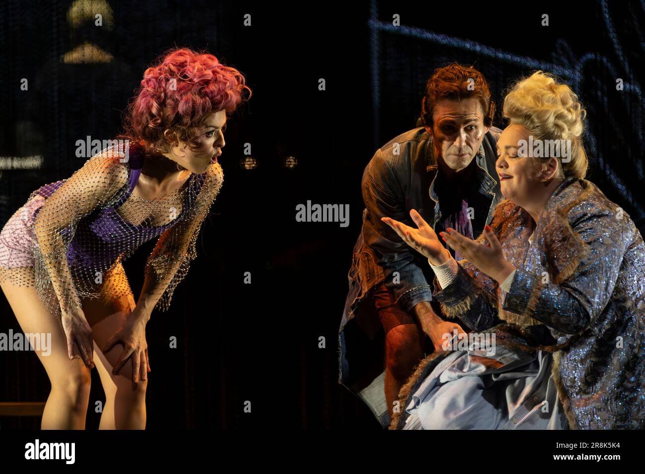 Bernsteins Candide von der walisischen Nationaloper im Wales Millennium Centre, Cardiff, Wales. Stockfoto