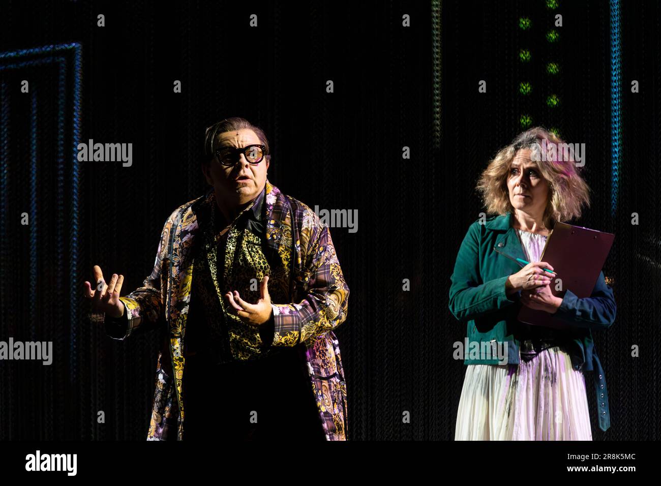 Bernsteins Candide von der walisischen Nationaloper im Wales Millennium Centre, Cardiff, Wales. Stockfoto