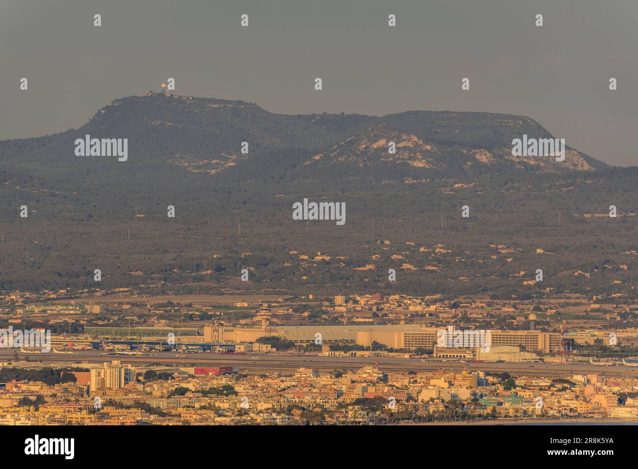 Flughafen von Palma und Berg Puig de Randa bei Sonnenuntergang, Blick vom Aussichtspunkt Na Burguesa (Mallorca, Balearen, Spanien) Stockfoto