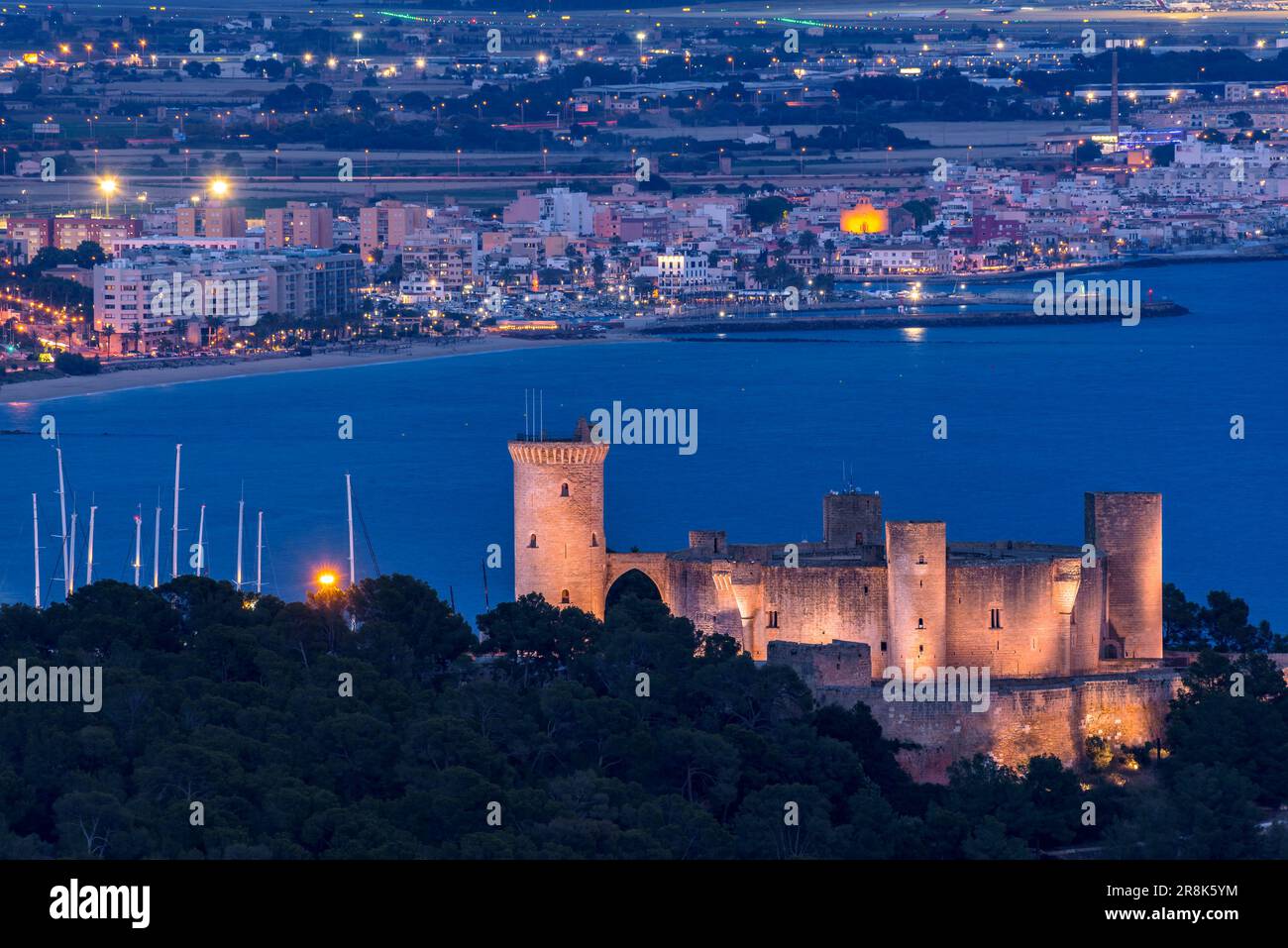 Schloss Bellver und die Bucht von Palma zur blauen Stunde und Nacht, vom Aussichtspunkt Na Burguesa aus gesehen (Mallorca, Balearen, Spanien) Stockfoto