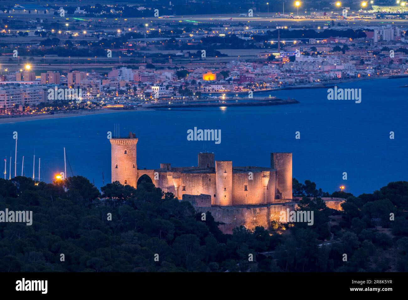 Schloss Bellver und die Bucht von Palma zur blauen Stunde und Nacht, vom Aussichtspunkt Na Burguesa aus gesehen (Mallorca, Balearen, Spanien) Stockfoto