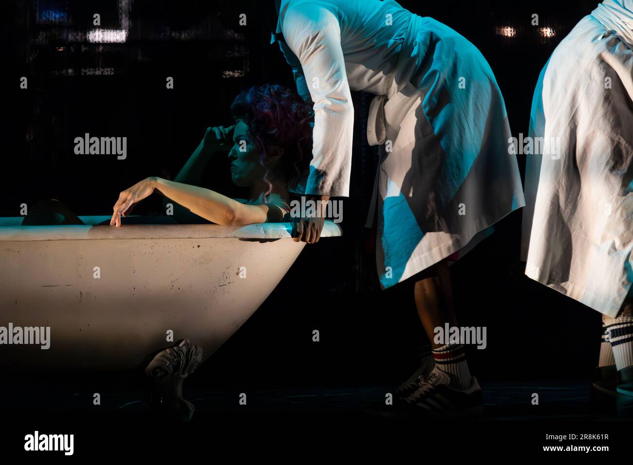 Bernsteins Candide von der walisischen Nationaloper im Wales Millennium Centre, Cardiff, Wales. Stockfoto