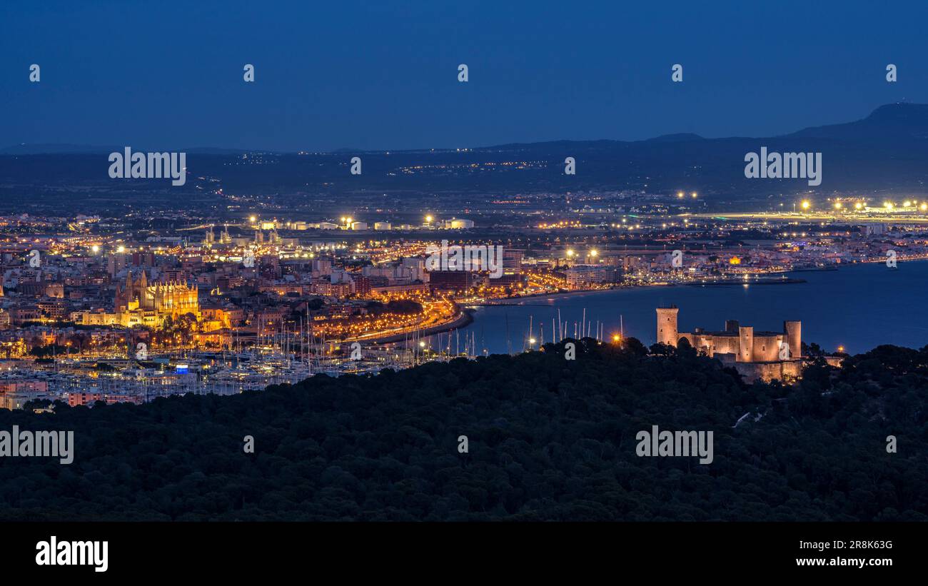 Schloss Bellver und die Bucht von Palma zur blauen Stunde und Nacht, vom Aussichtspunkt Na Burguesa aus gesehen (Mallorca, Balearen, Spanien) Stockfoto