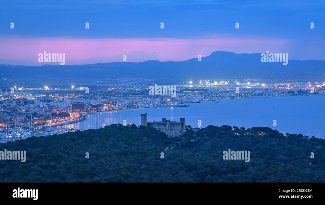 Schloss Bellver, Gipfel Puig de Randa und Bucht von Palma bei Sonnenaufgang und Sonnenaufgang, vom Aussichtspunkt Na Burguesa (Mallorca, Balearen, Spanien) aus gesehen Stockfoto