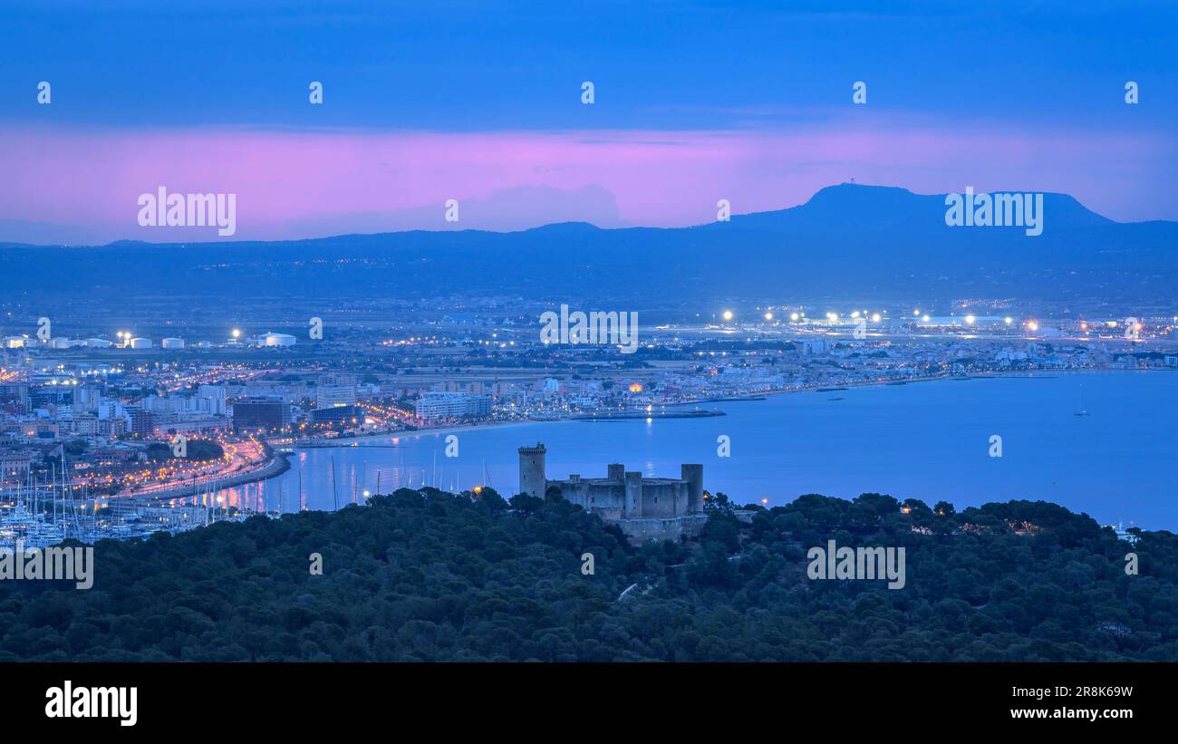 Schloss Bellver, Gipfel Puig de Randa und Bucht von Palma bei Sonnenaufgang und Sonnenaufgang, vom Aussichtspunkt Na Burguesa (Mallorca, Balearen, Spanien) aus gesehen Stockfoto