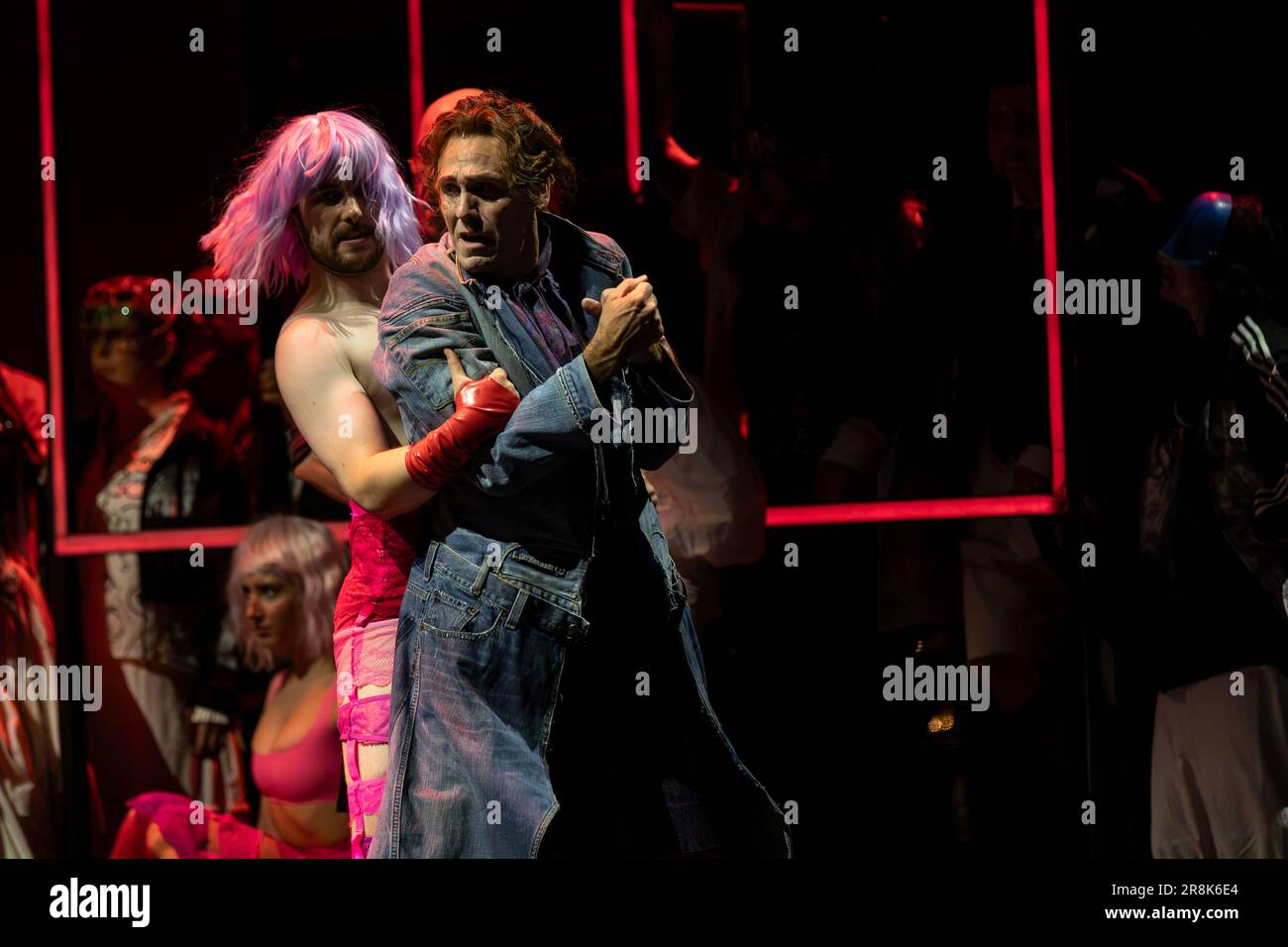 Bernsteins Candide von der walisischen Nationaloper im Wales Millennium Centre, Cardiff, Wales. Stockfoto
