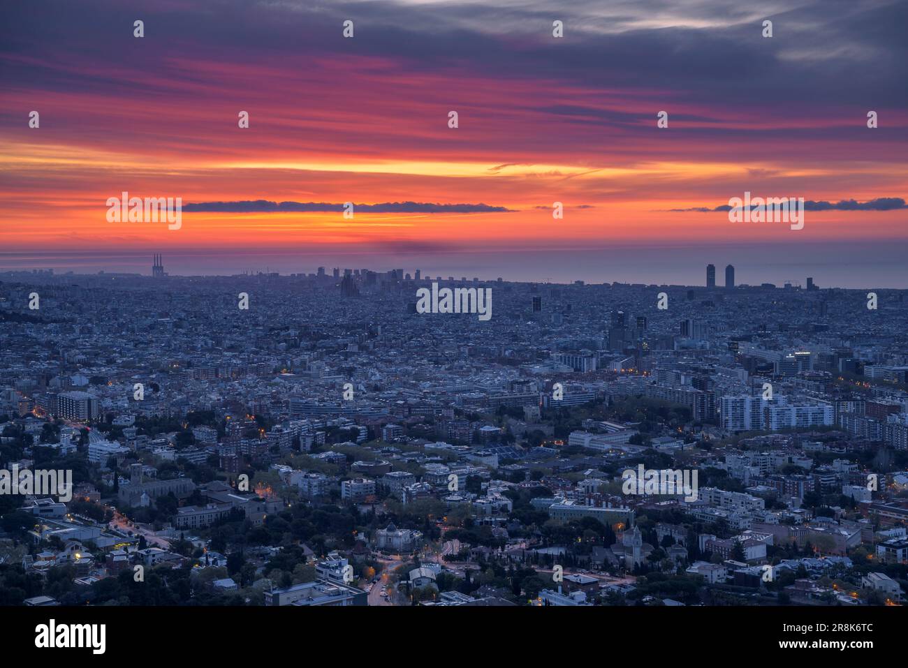 Rötlicher Sonnenaufgang über der Stadt Barcelona vom Gipfel des Sant Pere Màrtir in Collserola (Barcelona, Katalonien, Spanien) Stockfoto