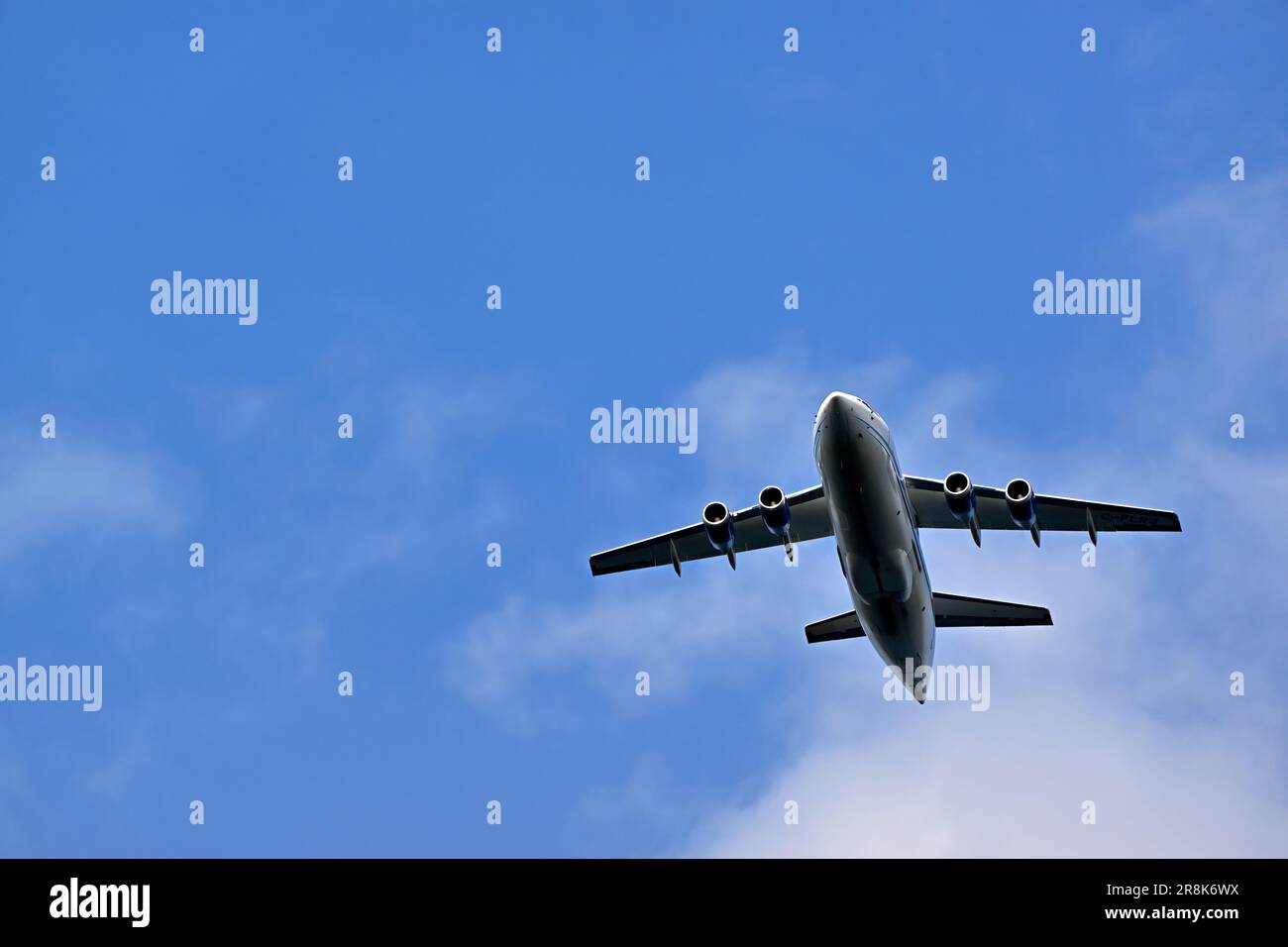 Ein Pendler-Passagierflugzeug, das in einem wolkengefüllten Himmel fliegt Stockfoto