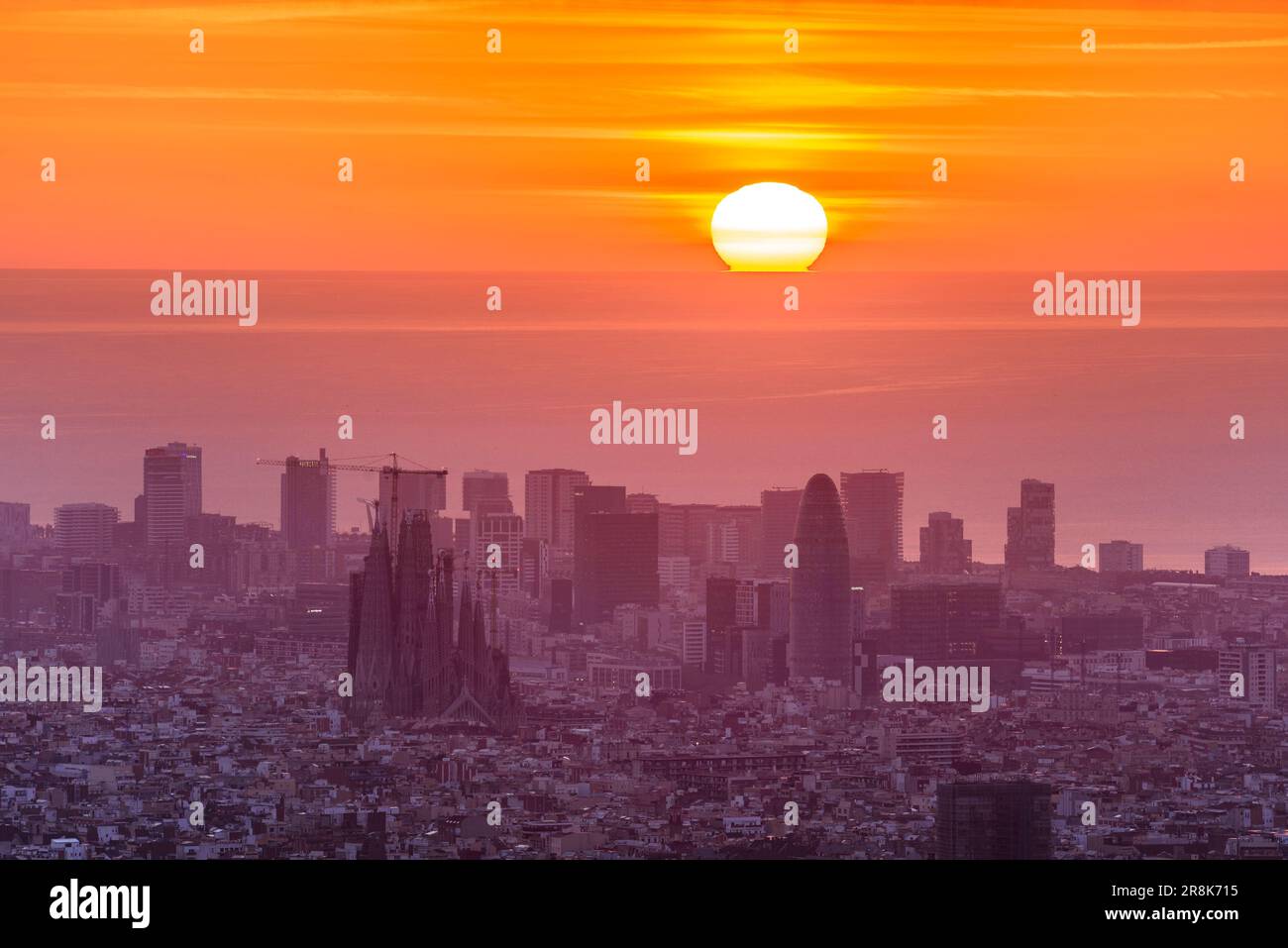 Rötlicher Sonnenaufgang über der Stadt Barcelona vom Gipfel des Sant Pere Màrtir in Collserola (Barcelona, Katalonien, Spanien) Stockfoto