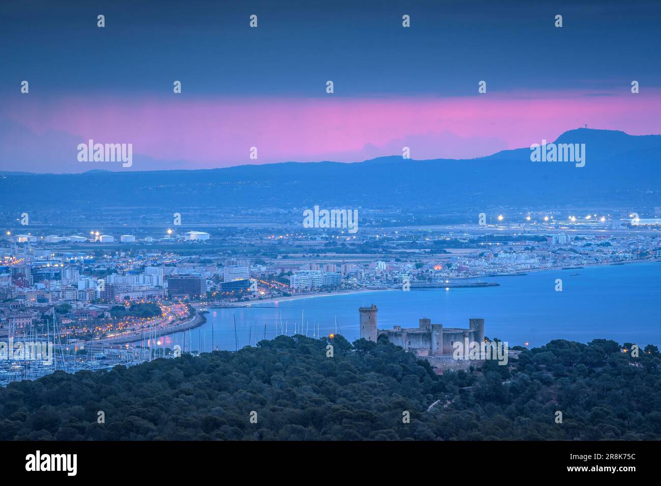 Schloss Bellver, Gipfel Puig de Randa und Bucht von Palma bei Sonnenaufgang und Sonnenaufgang, vom Aussichtspunkt Na Burguesa (Mallorca, Balearen, Spanien) aus gesehen Stockfoto