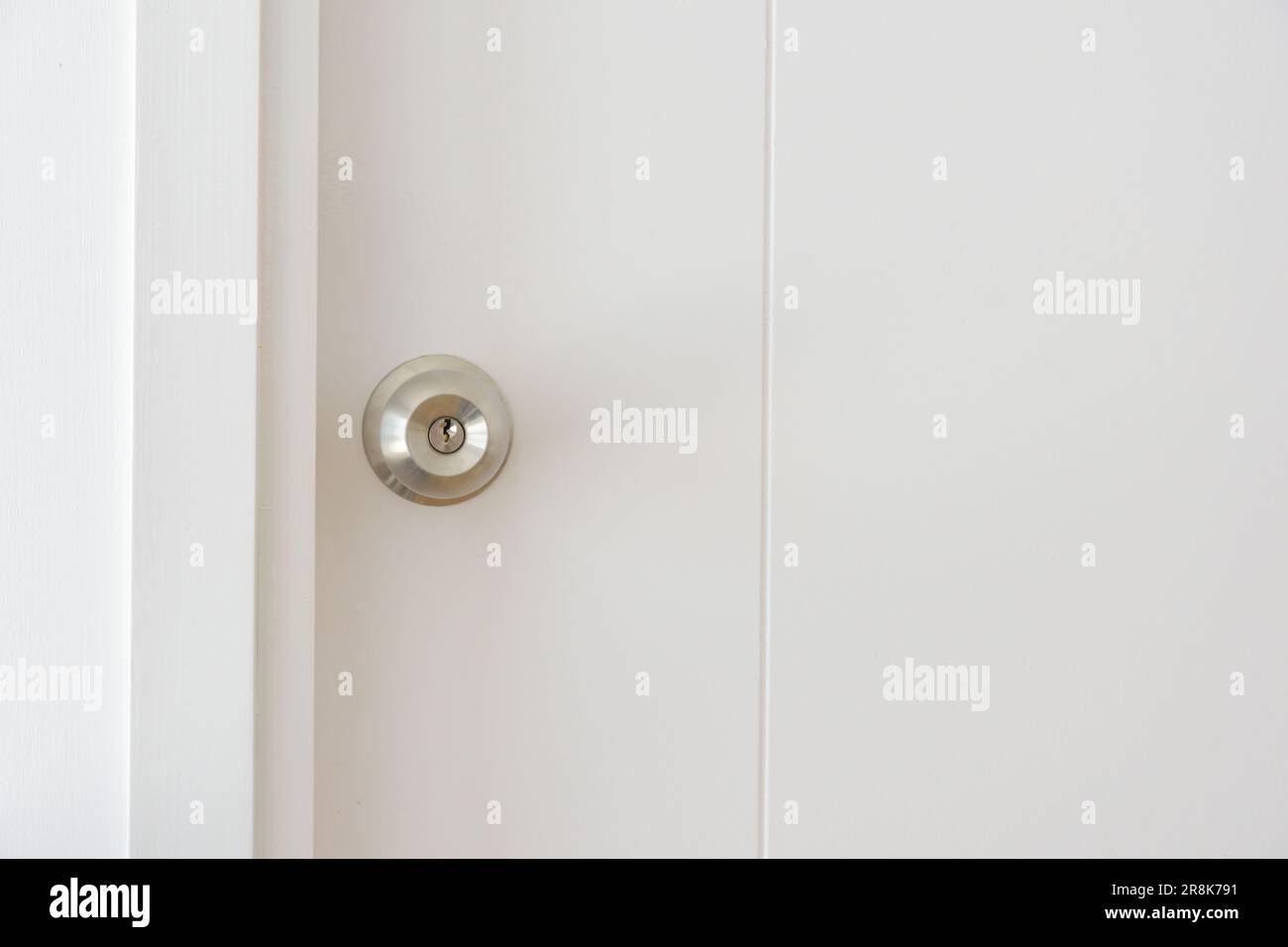 Weißes Türschloss-Konzept für Sicherheitsschutz und Kopierbereich. Stockfoto